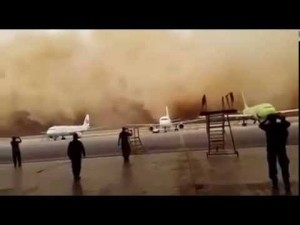 Weltweit: extreme Hitze, Waldbrände, spektakulärer Sandsturm