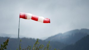 Alpen, ACHTUNG: Am Freitag baut sich ein Föhnorkan auf – auf exponierten Berggipfeln Orkanböen bis 200 km/h!