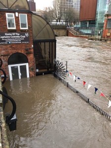 Schwere Fluten durch extreme Regenfälle in Großbritannien und Südamerika