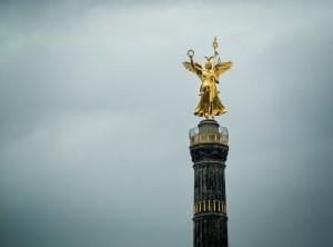 Berlin unter dichten Wolken, wenig Sonnenhoffnung