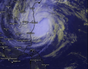 Zyklon VARDAH erreicht Millionenstadt Chennai