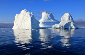 Viele Eisberge auf dem Nordatlantik