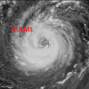 Taifun TRAMI trifft mit Orkanböen über 200 km/h auf Japan