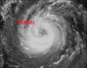 Taifun TRAMI trifft mit Orkanböen über 200 km/h auf Japan