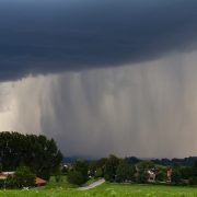 Markantes Randtief am Samstag – Regen, Gewitter und Sturm
