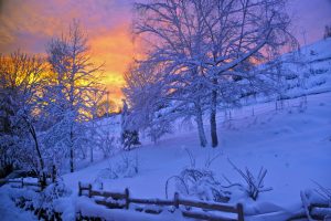 Leichte Schneefälle, Glätte und frostige Nächte
